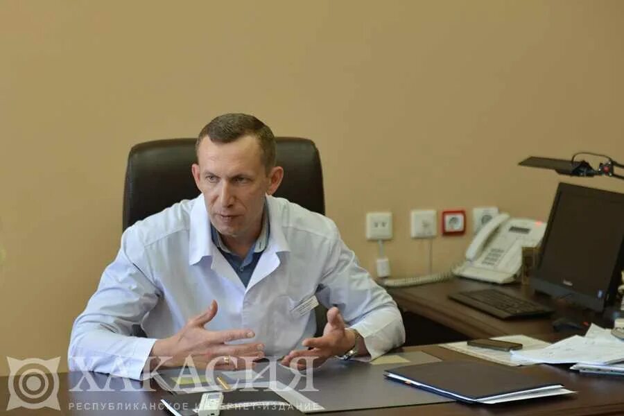Главный врач алтайской больницы хакасия. Главный врач городской больницы абакана. Главный врач абакана. Главный врач абаканской городской больницы. Асакалов.