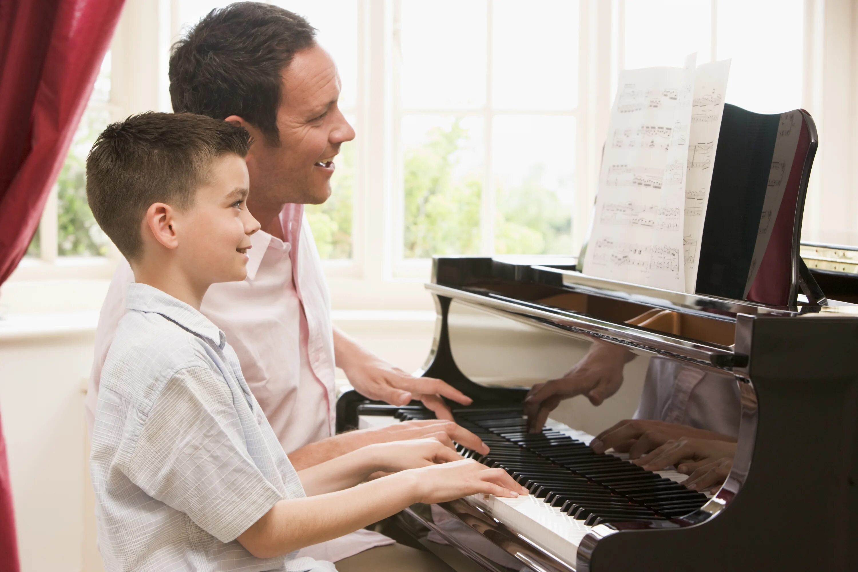 Практика музыкальное образование. Игра на музыкальных инструментах. Пианино для детей. Ребенок за роялем. Преподаватель фортепиано.