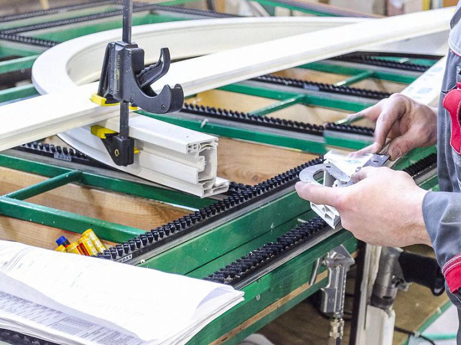 пластиковые окна цех. сборщик пвх и алюминиевых конструкций. сборщик пвх конструкций. пластиковые окна цех. завод пластиковых окон.