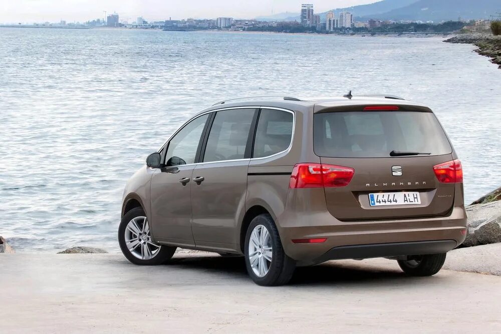 Компактвэн минивэн семиместный. Ford b max 2012. Buick gl8. Компактвэн 6. Форд 7 местный.