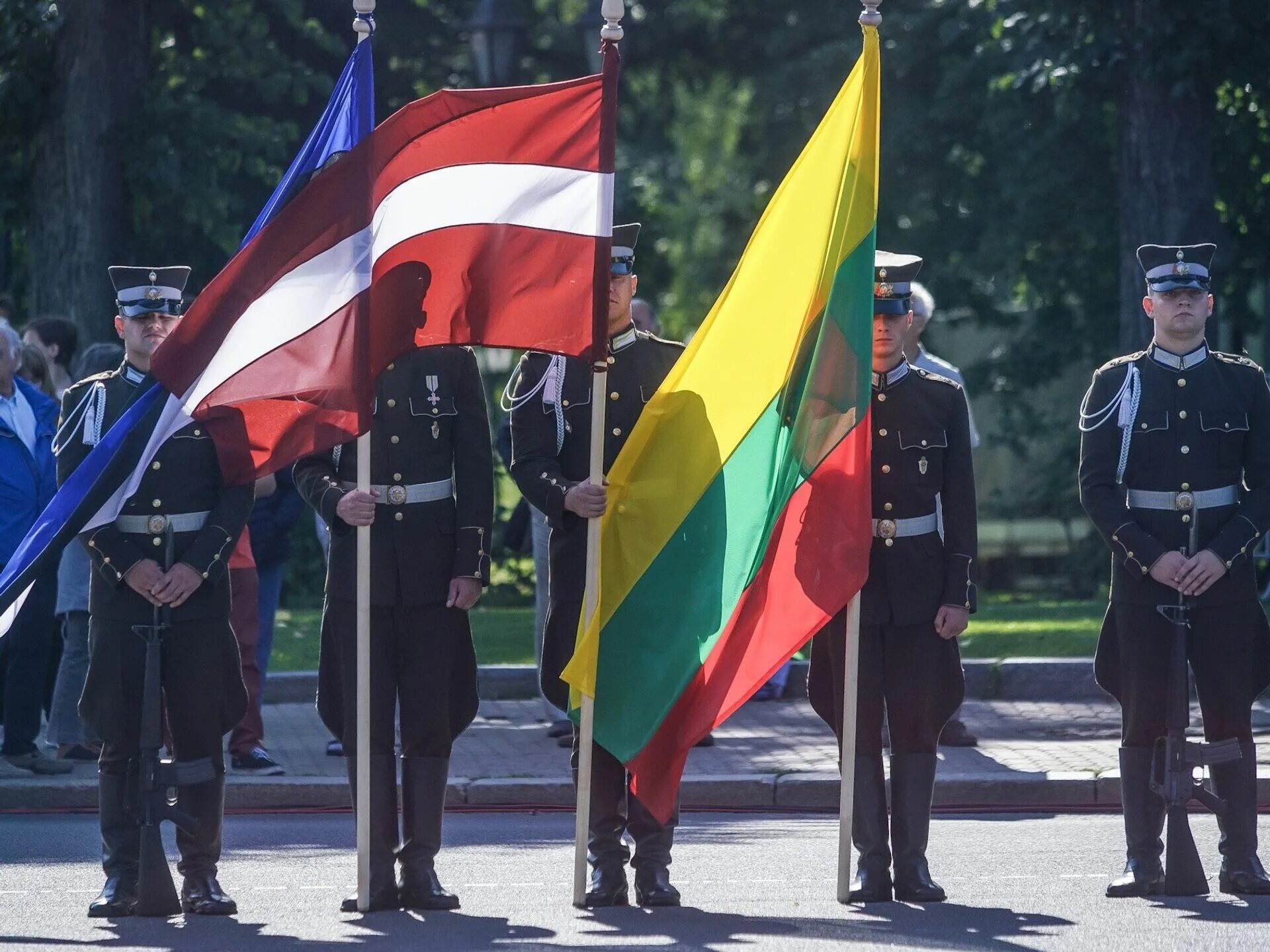 Нато латвия эстония. Литва Латвия Эстония. Флаг Латвии Литвы и Эстонии. НАТО Эстония Литва. Флаги прибалтийских стран Латвия Литвы и Эстонии.