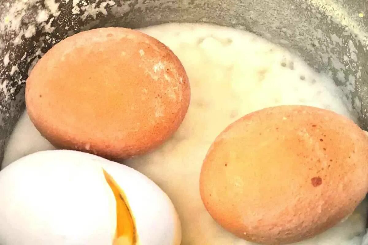 Можно ли греть яйцом. Вареные яйца. Яйца при варке. Яйца вкрутую. 2 Вареных яйца.