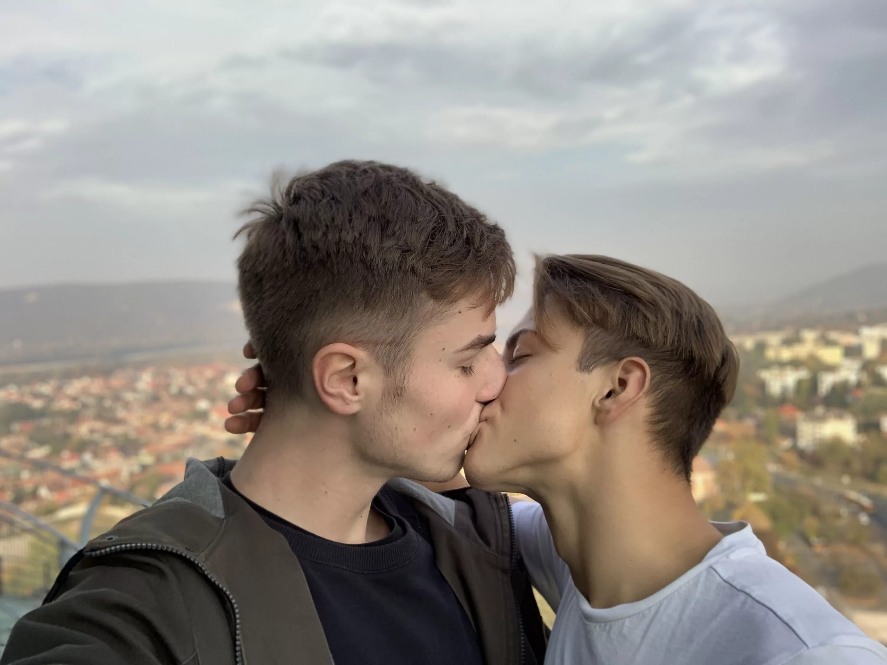 Lesbian boy. Поцелуй парней. Милые мальчики. Любовь двух мальчиков. Поцелуй двух мальчиков.