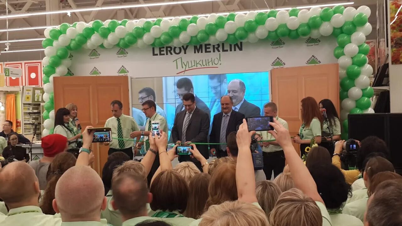 Директор Леруа Мерлен. Директор Леруа Пушкино. Директор магазина Леруа Мерлен Пушкино. Директор Леруа Мерлен Воронеж. Леруа мерлен пушкино часы