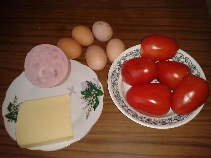 Салат яйцо помидоры ветчина. Салат помидоры колбаса яйца. Салат яйцо помидор сыр колбаса. Яйца с помидорами. Колбаса из яиц.