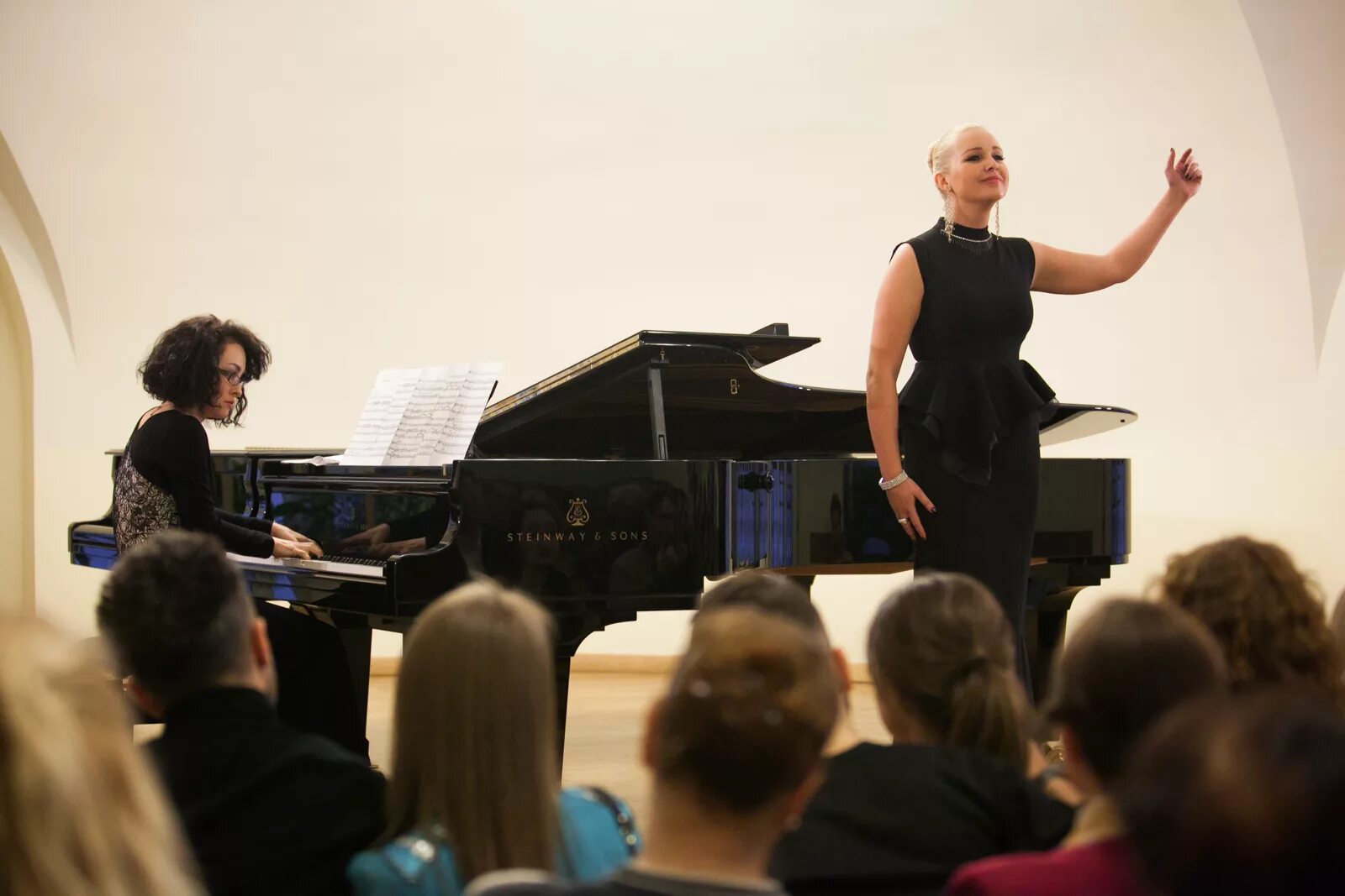 консерватория шнитке москва. музыкальный колледж шнитке москва. хоровое пение. люди поют в хоре. вокал университет.