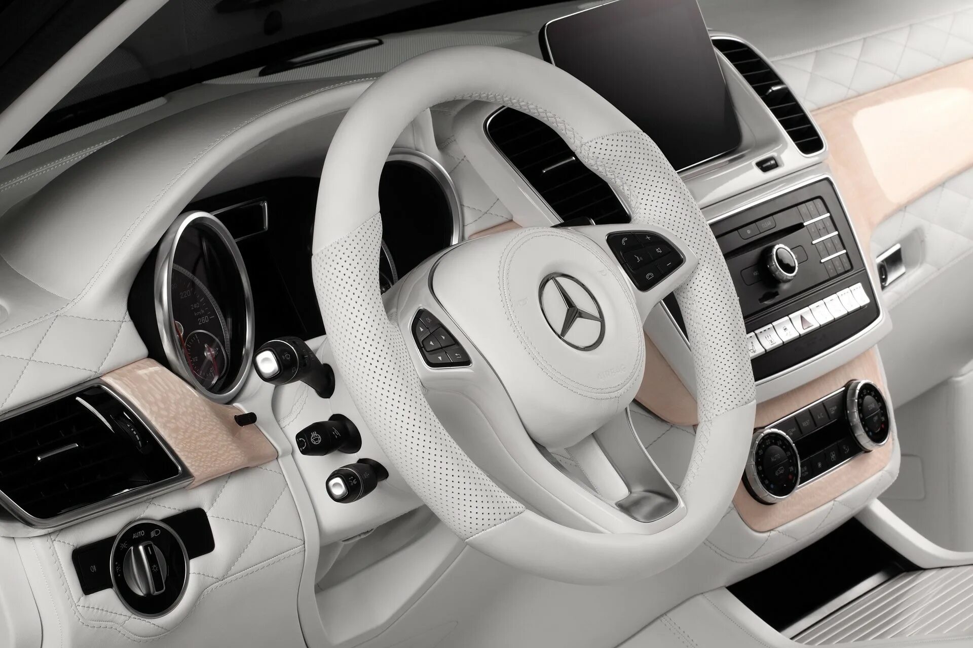 Белый салон в авто. Мерседес машина gle белый. мерседес глк салон белая кожа. mercedes gle topcar салон. мерседес benz белый салон.
