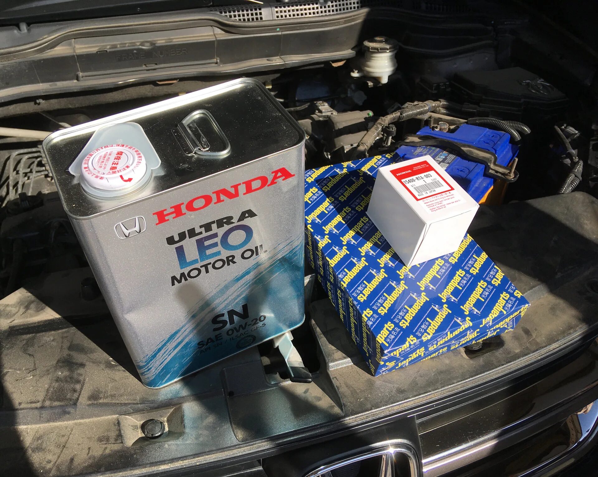 Замена масла honda crv. Honda CR-V 2005 Gear Box Oil Filter. Замена масла Honda CR-V 2009. Хонда CR V 2013 замена свечей. Honda-CR-V 2007 замена фильтра и масла в АКПП (2.0L).