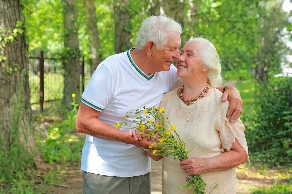 Старики молодые душой. Пожилые пары. Бабушка и дедушка. Счастливые старики. Пожилые бабушка и дедушка.