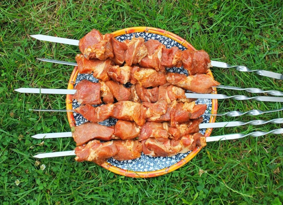 Нанизать на шампур. Слоеный шашлык. Мясо на шампуре. Шашлык из свинины. Нанизать на шампур.
