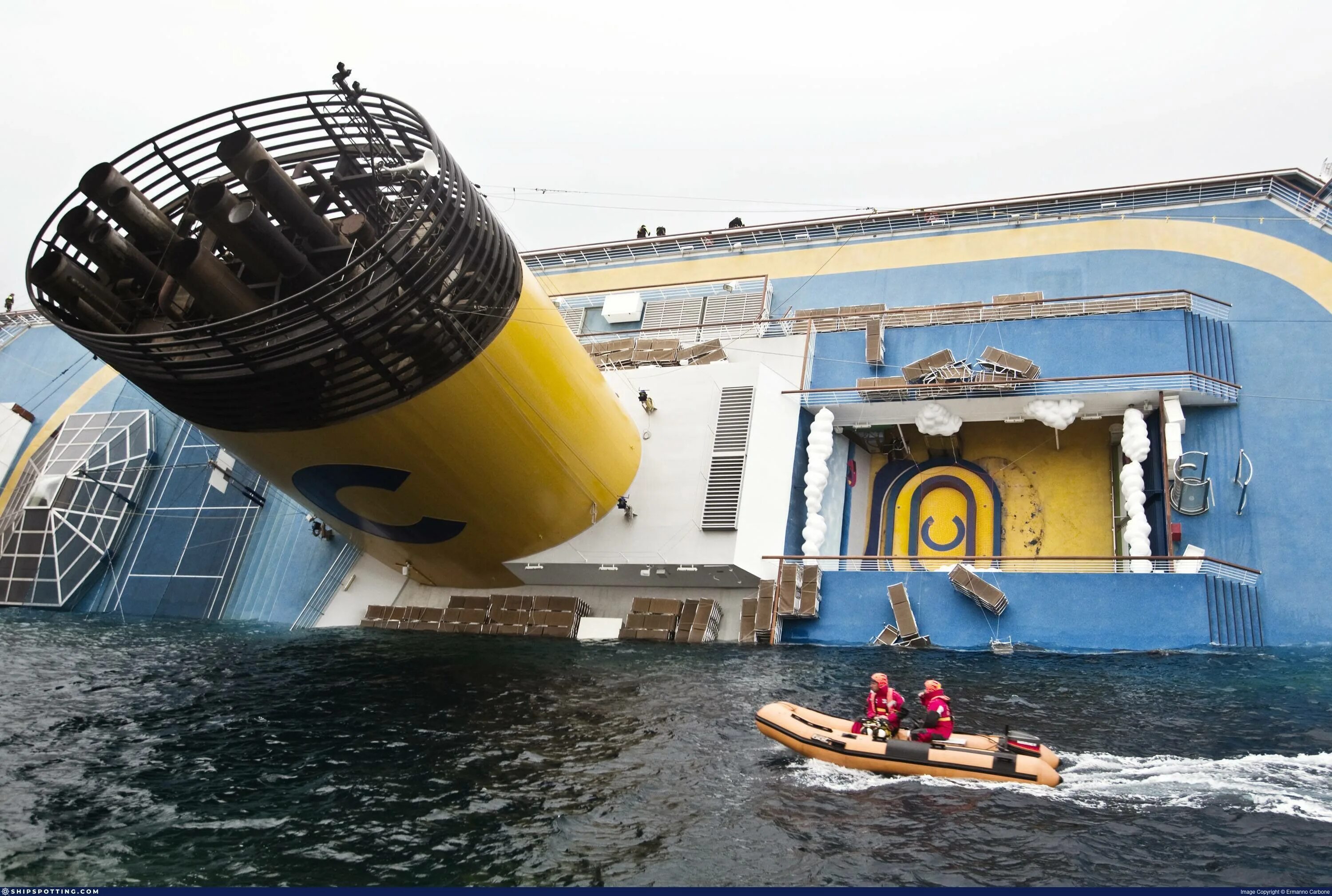 Costa concordia крушение. Коста Конкордия крушение. Затонувшая Коста Конкордия. Корабль Коста Конкордия. Коста Конкордия затонувшие корабли.