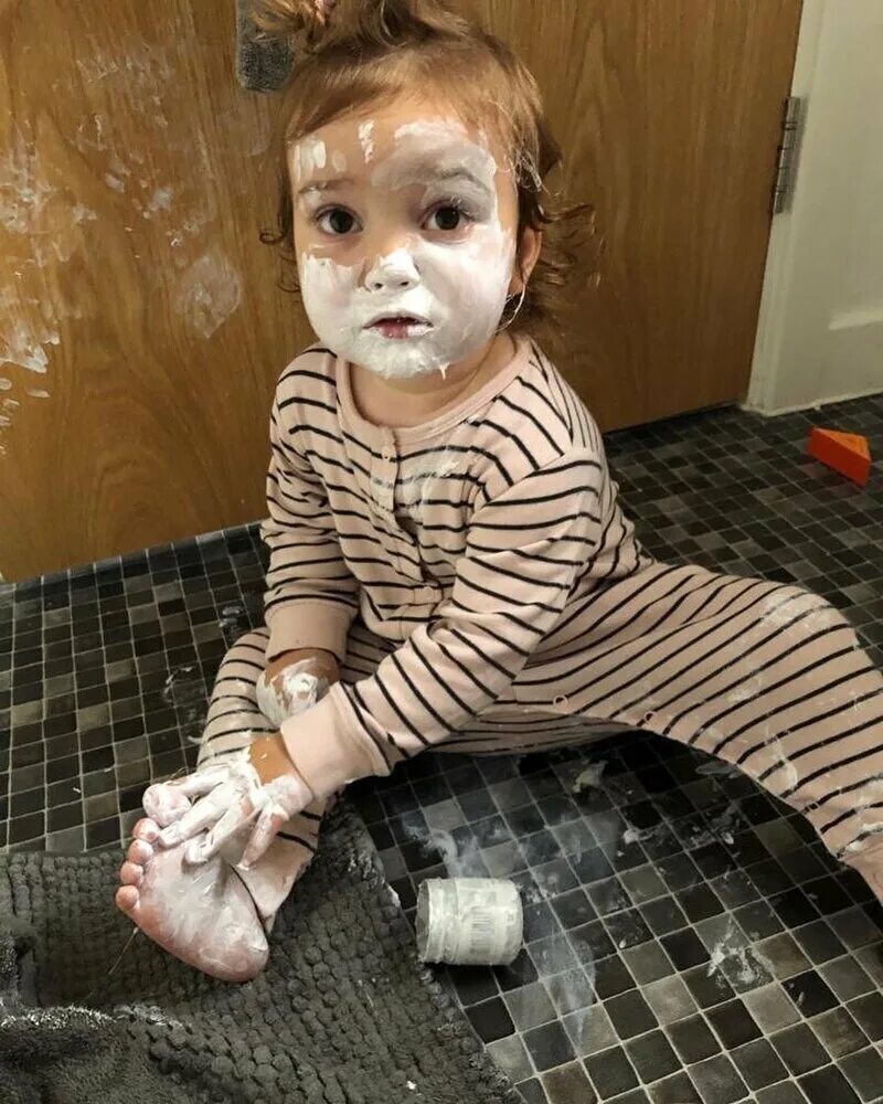 Уставшая мама в декрете рисунок. Приколы про мам и детей. Будни иллюстрации. Спит комикс. Комиксы про материнство.