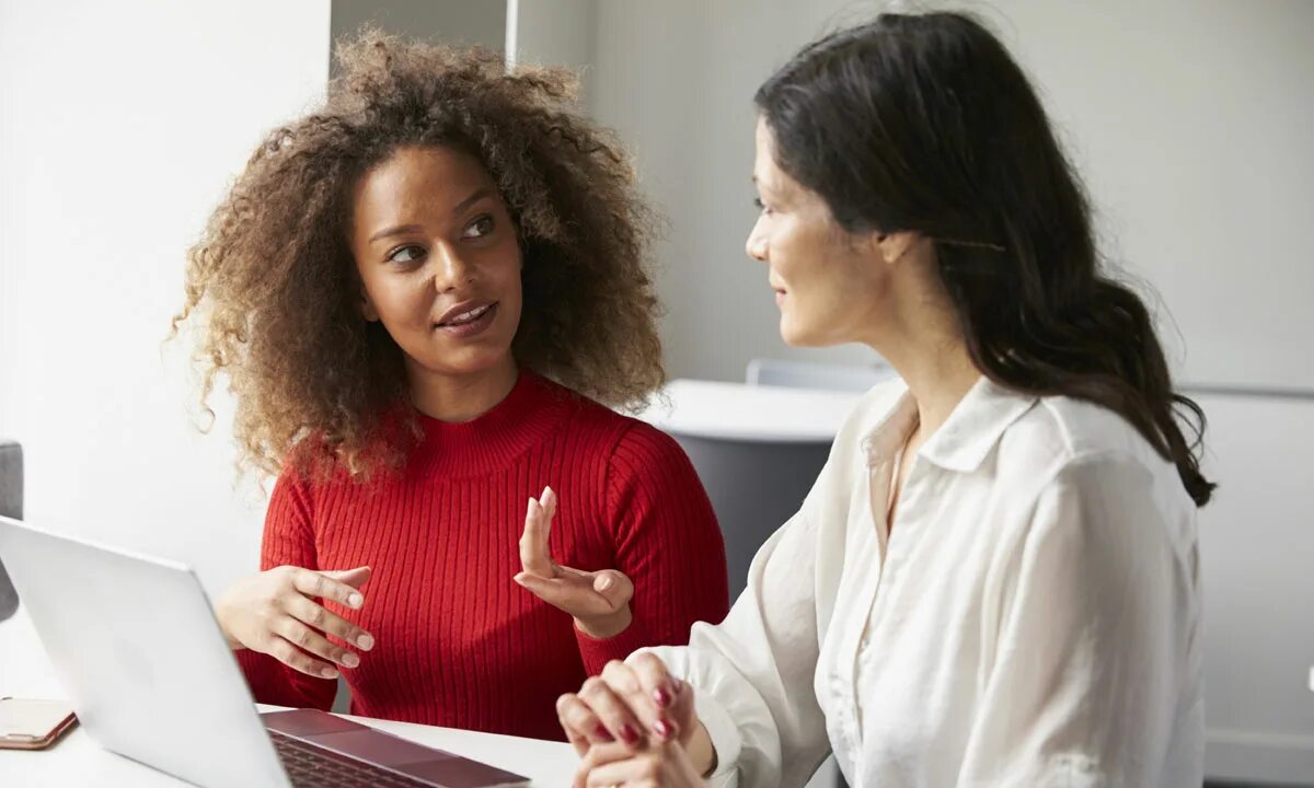 Person talking. Being a good listener. Разговор мужчин. Увлеченная беседа. Бизнесмен черно белое фото.