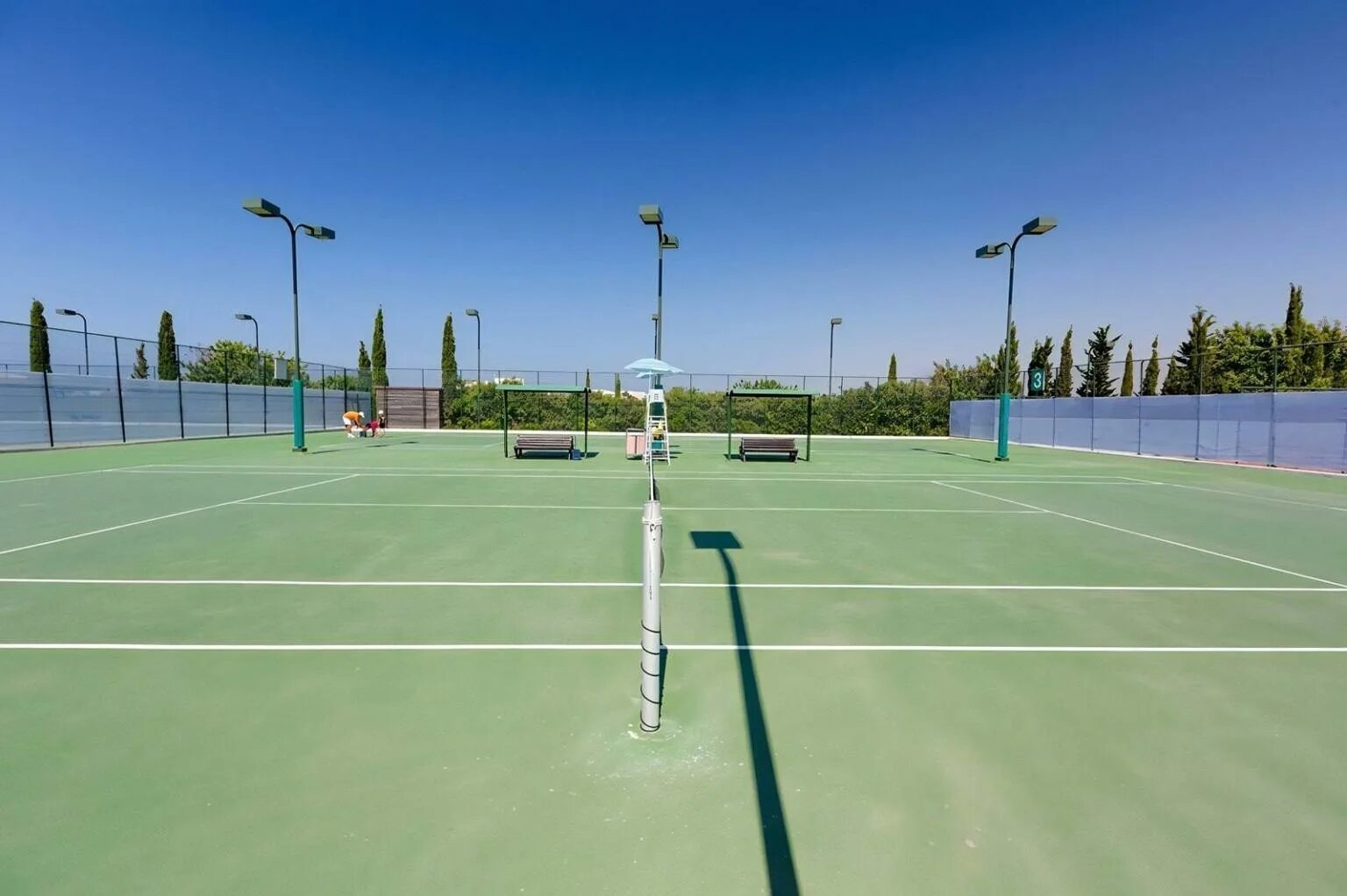 Теннисный корт на Кипре. Кипр теннис. Стадион перекклисия Кипр. Теннисная Академия Олимп парк. Теннисный корт улица