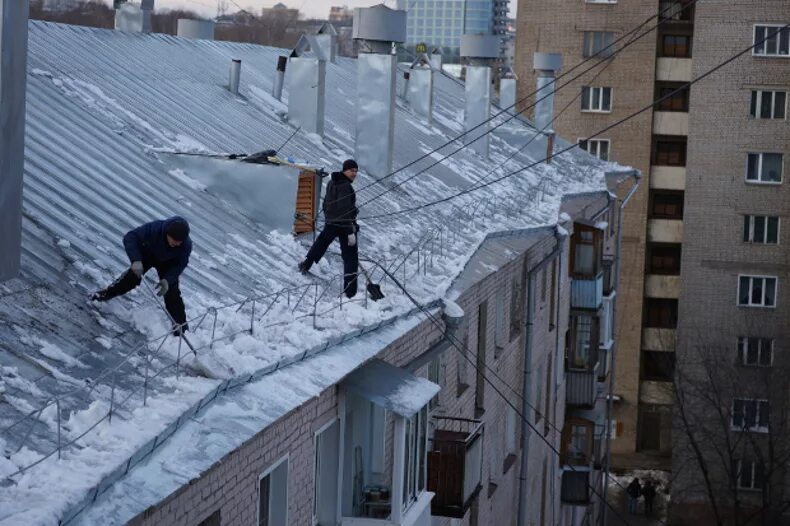 Снег с крыши на дорогу. Крыши многоквартирных домов. Снег на крыше пятиэтажки. Крыши многоквартирных домов зимой. Снежные крыши домов.