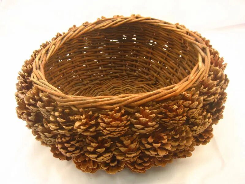 Корзина из шишек поделка. Вазы из шишек. Корзина шишечками. Новогодняя корзина из шишек. Цветочный горшок из шишек.