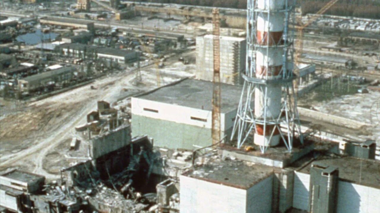 С этого года также стали. Чернобыльская АЭС 1986. 4 Энергоблок Чернобыльской АЭС 1986. ЧАЭС реактор 1986. АЭС Чернобыль сейчас 2021.
