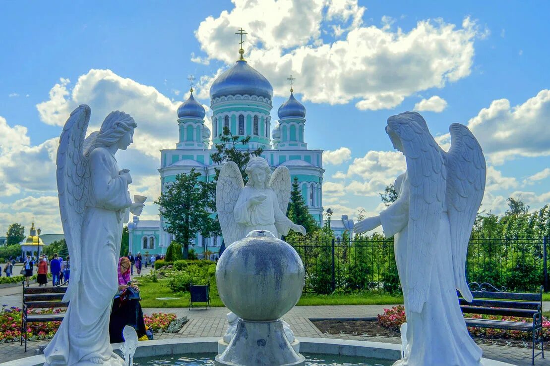 Дивеево симанина. Дивеево фонтан с ангелами. дивеево монастырь фонтан с ангелами. серафимо-дивеевский монастырь. дивеево 2025.