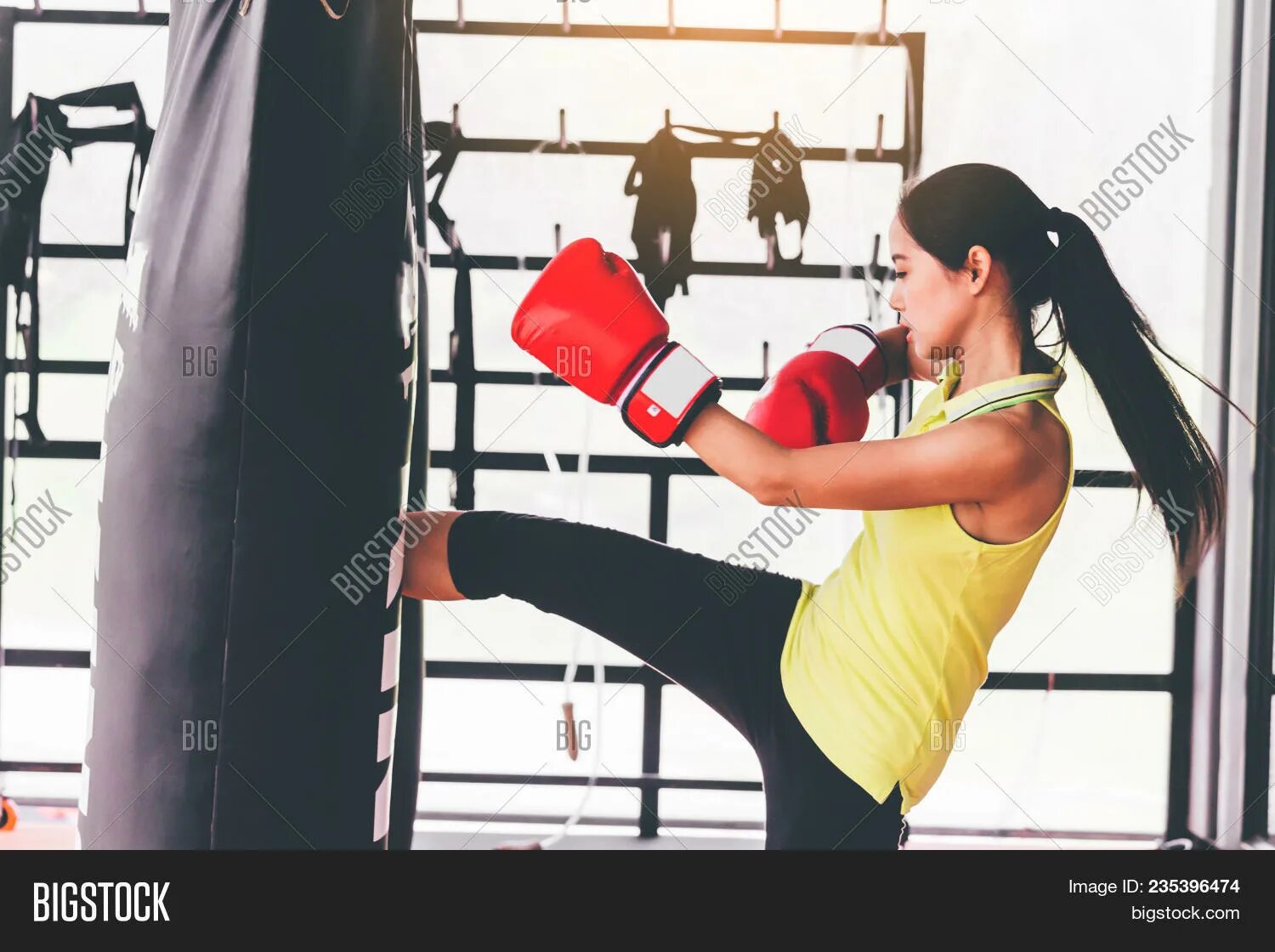 Женские бои кикбоксинг. Фитнес бокс. Самооборона фото. Women punching. Балерина боксер.