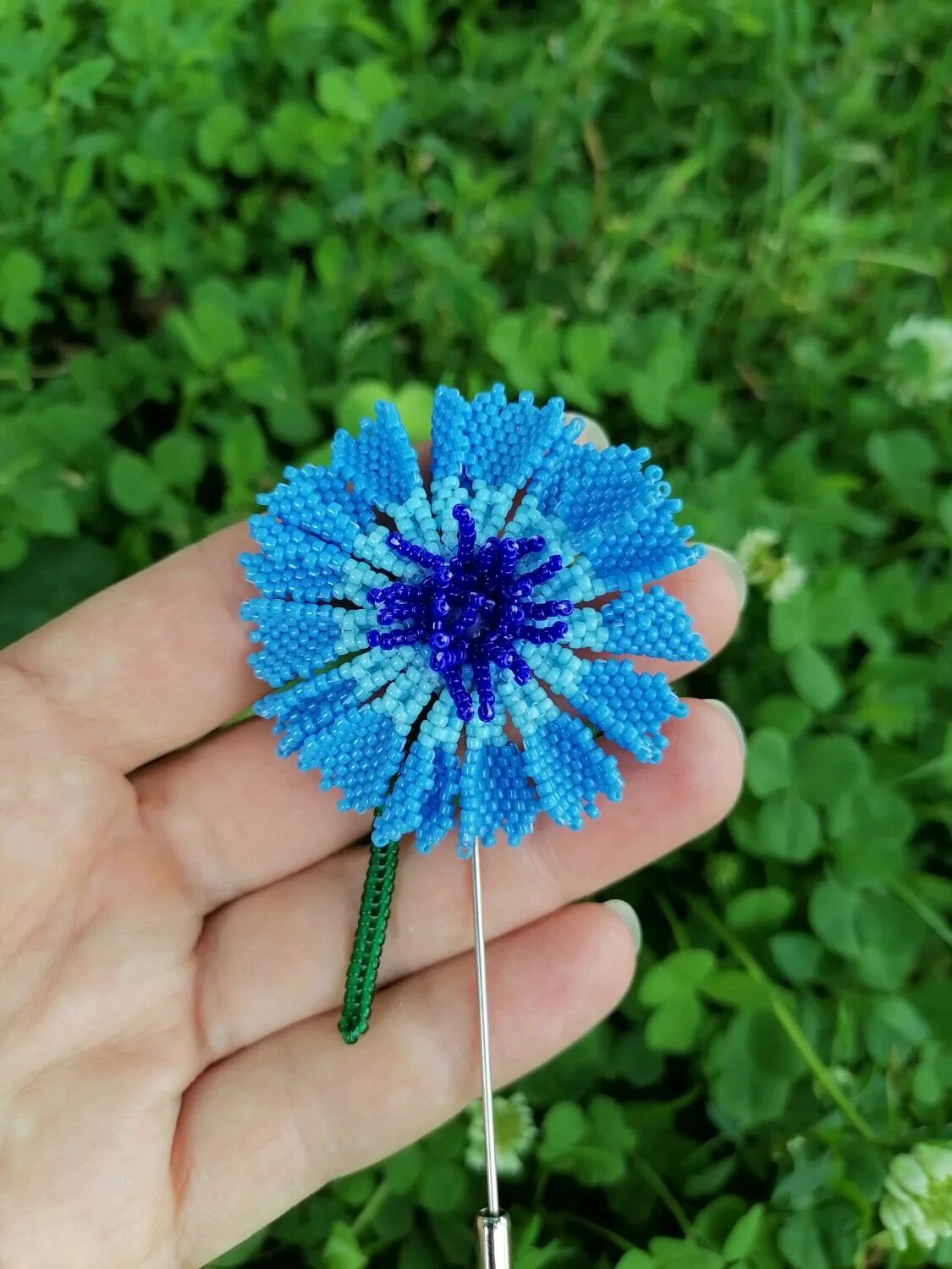 Васильки из бисера. Васильки из бисера. Василек из бисера мастер класс. Брошь одуванчик из бисера. Васильки из бисера.