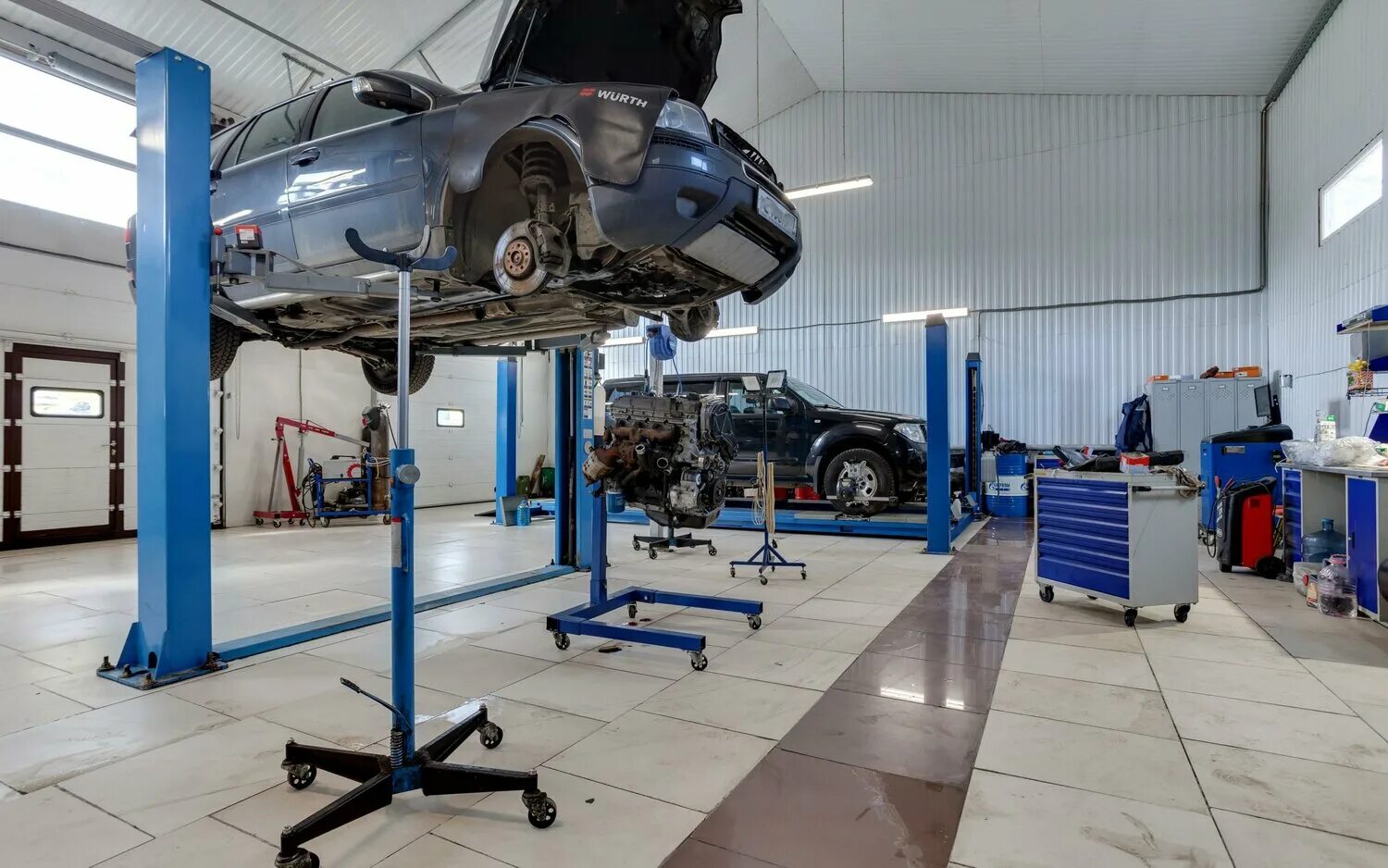 Автосервис. Сервис рядом автосервис. Сервис рядом автосервис. Машина в сервисе. Автомастерская рядом.