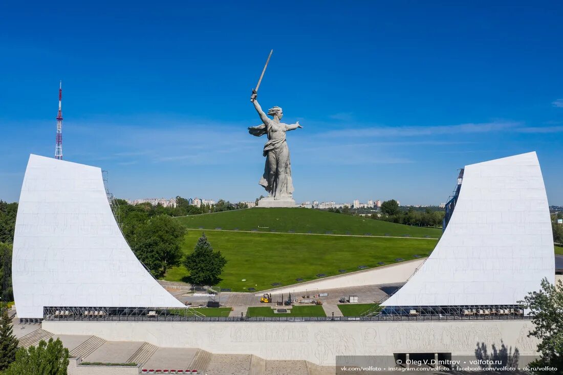 Мамаев курган снять квартиру посуточно. Бассейн Волгоград Мамаев Курган. Площадь героев Волгоград Мамаев Курган. Мамаев Курган Родина мать. Мамаев Курган бассейн слез.