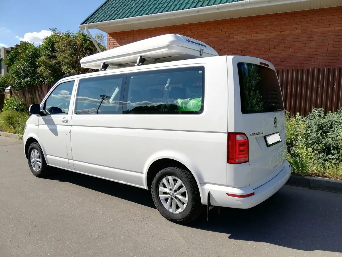 Фольксваген т5 бу россия. Volkswagen Caravelle long t6. Volkswagen Caravelle t6 White. Volkswagen Multivan t6 long белый. Фольксваген Каравелла Лонг белый.