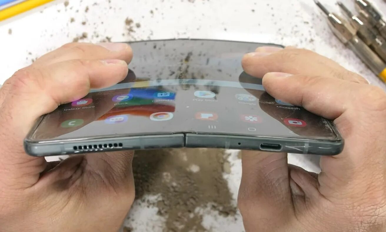 Заводская пленка на телефоне. Galaxy z Fold 3. Samsung Galaxy z Fold 4. Samsung Galaxy z Fold 4 щель. Samsung z Galaxy fold3 матрица.