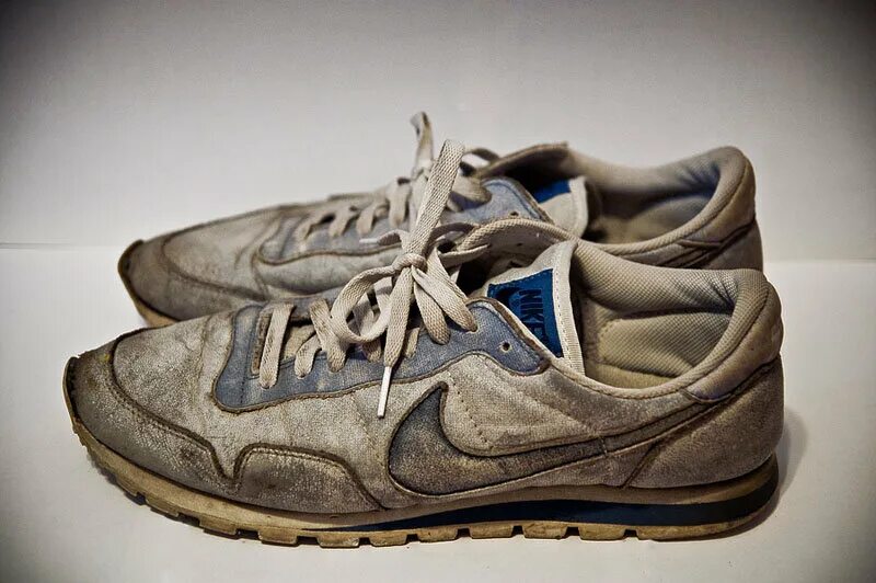 грязные кроссовки найк. старые кроссовки найк. поношенные кроссовки. поношенные кроссовки. старые кроссовки.