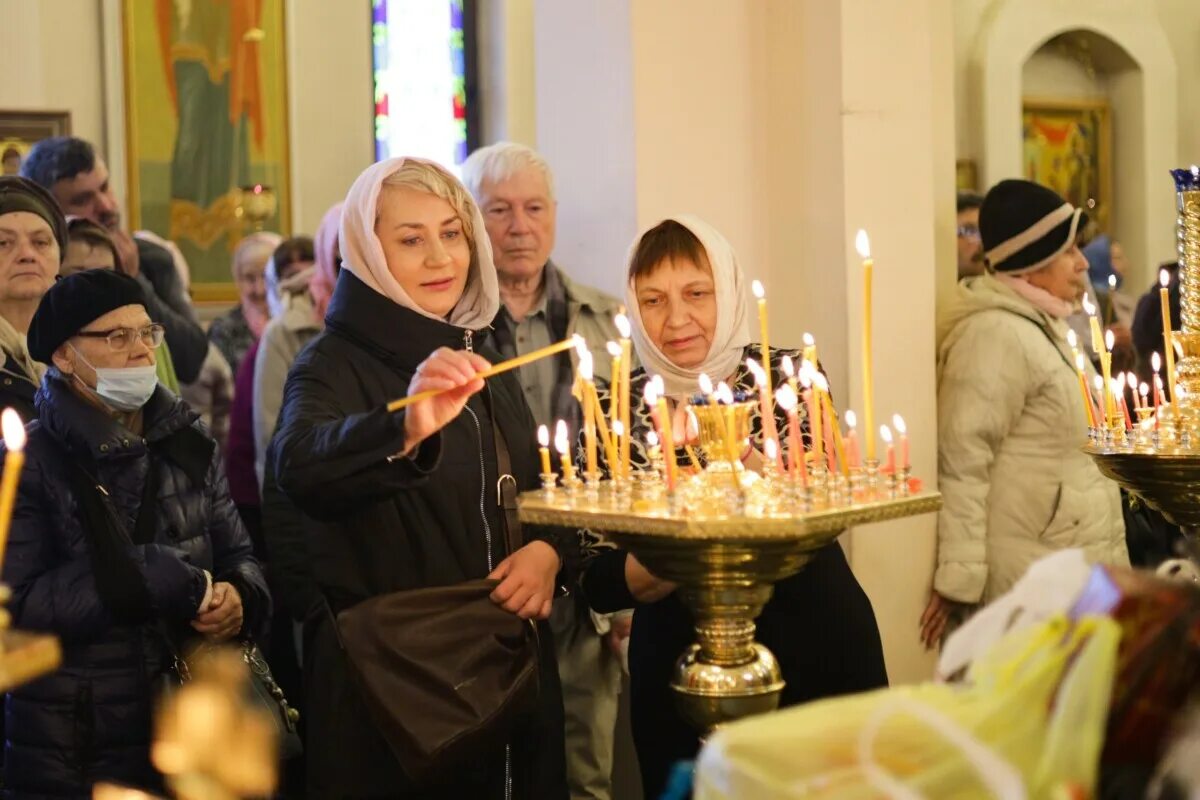 Пасхальная служба. Пасхальное богослужение. Пасхальное поминовение усопших. Служба в храме фото. 14 мая радоница