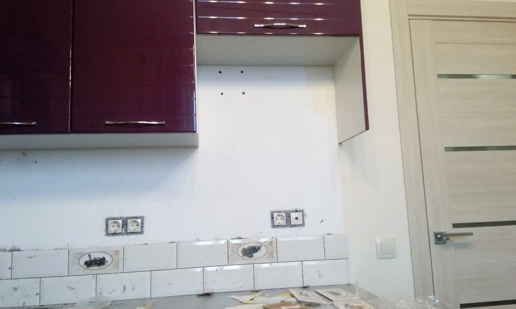 Укладка фартука на кухне. Для кухни фартук над плитой из абс 500 мм. Фартук для кухни до или после установки мебели. Стык столешницы и плитки фартука. Фартук после установки кухни.