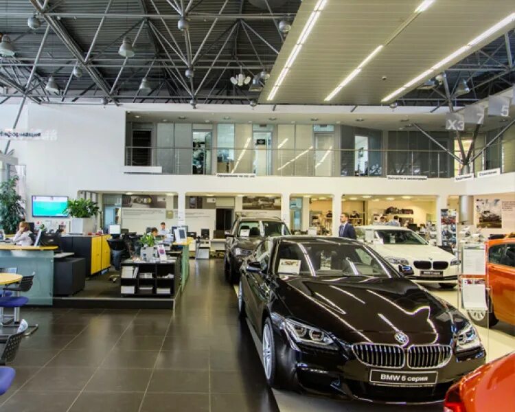 Аксель-моторс север санкт-петербург. Евросиб-авто санкт-петербург на обводном. Автодом bmw внуково. Евросиб бмв обводный. Машины в автосалоне.