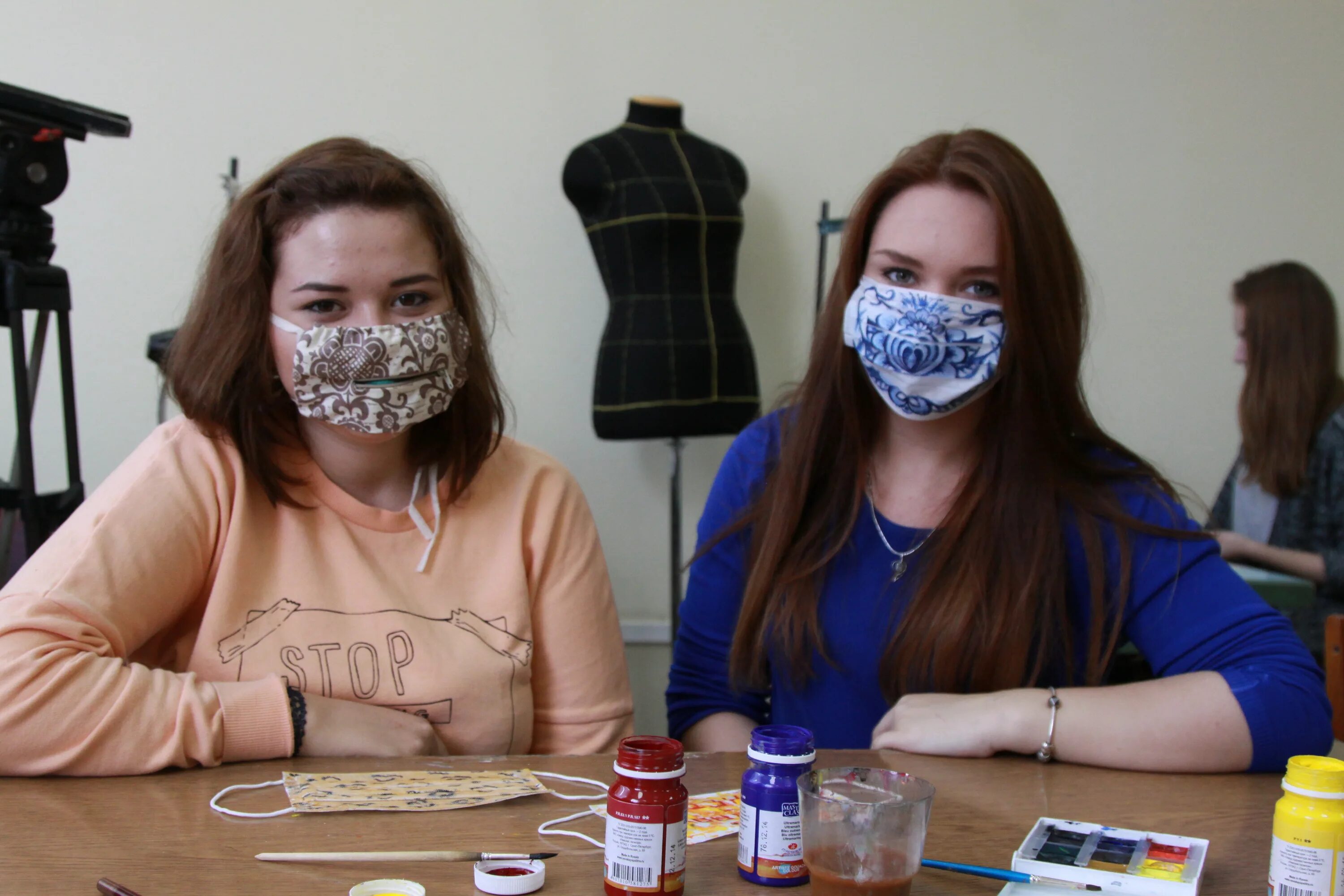 Маска 5 от 21 апреля. Разрисовать маску медицинскую. Оригинальные маски. Разукрасить маску медицинскую. Конкурс медицинских масок.