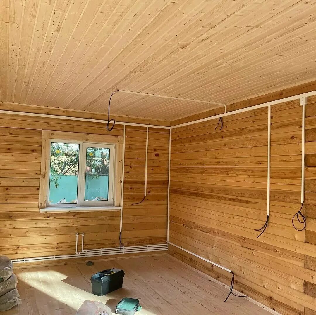 скрытая электрика в деревянном доме. электромонтаж в деревянном доме. электромонтаж в деревянном доме. электрика в бревенчатом доме. розетки в срубе.