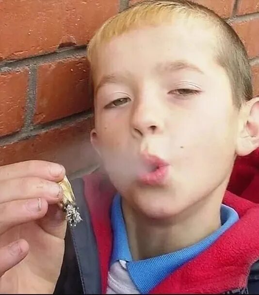 Курил в 11 лет. Школьник с сигаретой. Фото курящего школьника.