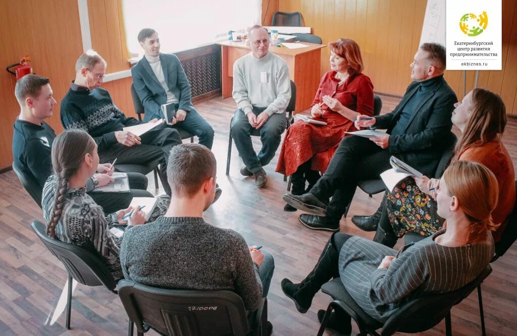 Пространство для психологических тренингов. Групповая терапия книги. Люди на тренинге. Психологический клуб для молодежи. Психологический тренинг.