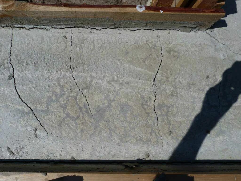 Почему появляются т. Температурно усадочные трещины. Усадочные трещины в бетоне м 350. Микротрещина в фундаменте. Treshina v Fundamente.