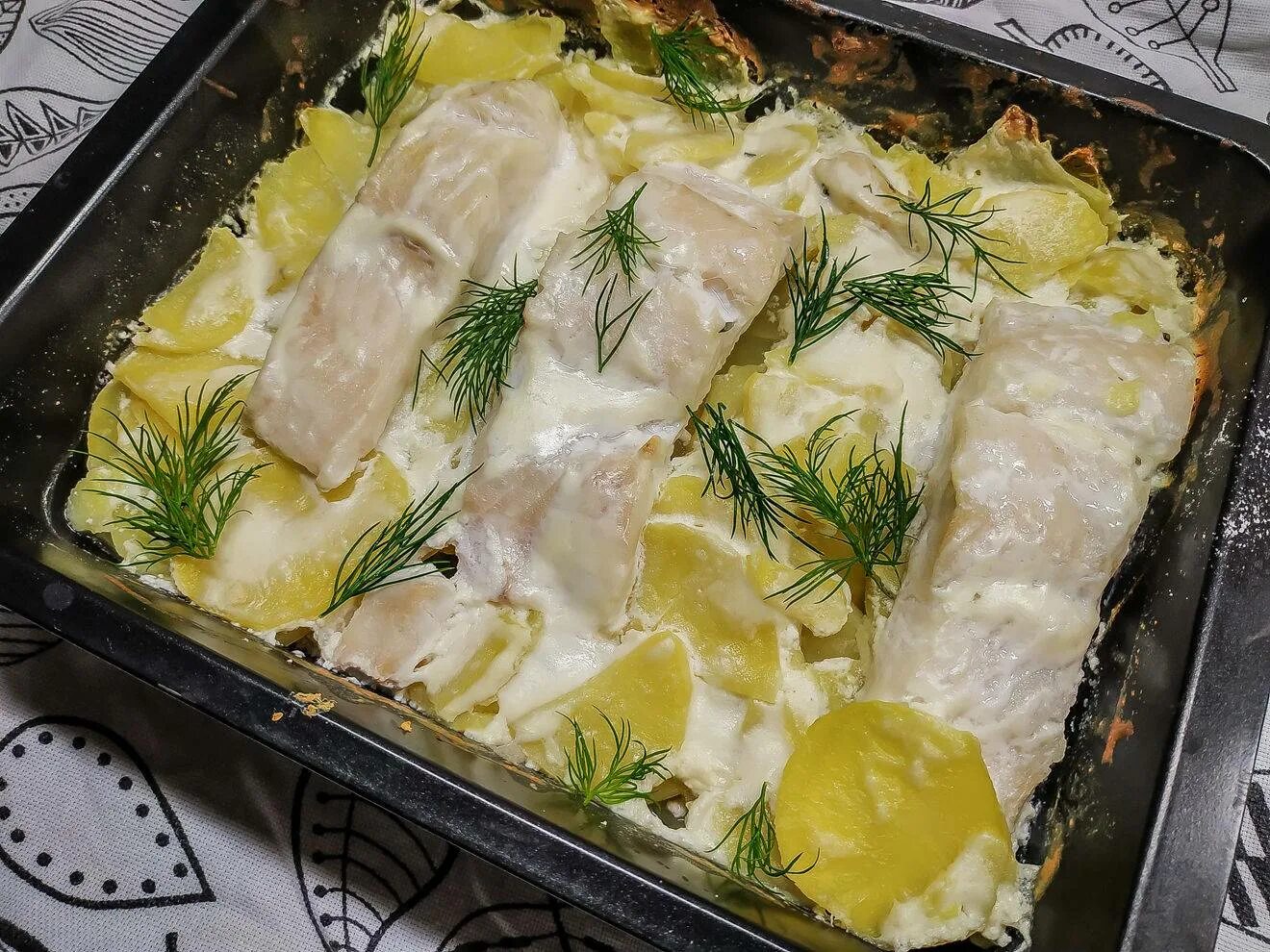 Картошка с филе в духовке со сметаной. Рыба запеченная с картошкой. рыба в сливочном соусе в духовке. судак запеченный в духовке с картофелем. судак с картофелем в духовке.