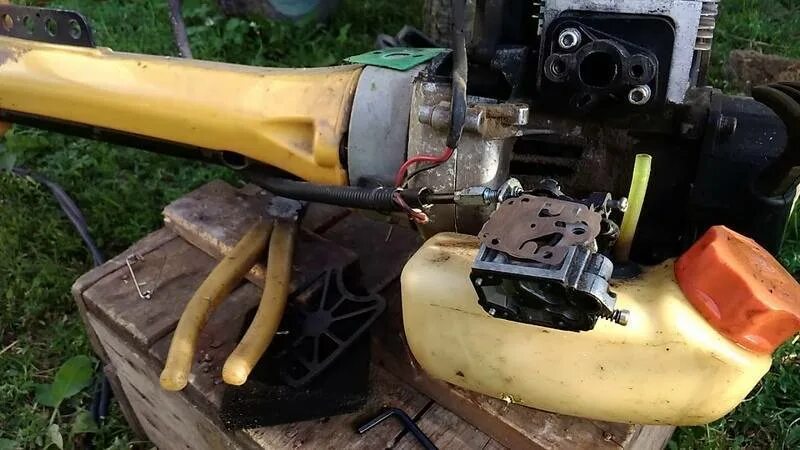 Триммер глохнет газ. Триммер 128r husqvarna глохнет. хускварна триммер 128 r при нажатии газа глохнет. триммер хутер 2500 глохнет на больших оборотах. husqvarna 128r глохнет при нажатии на газ.