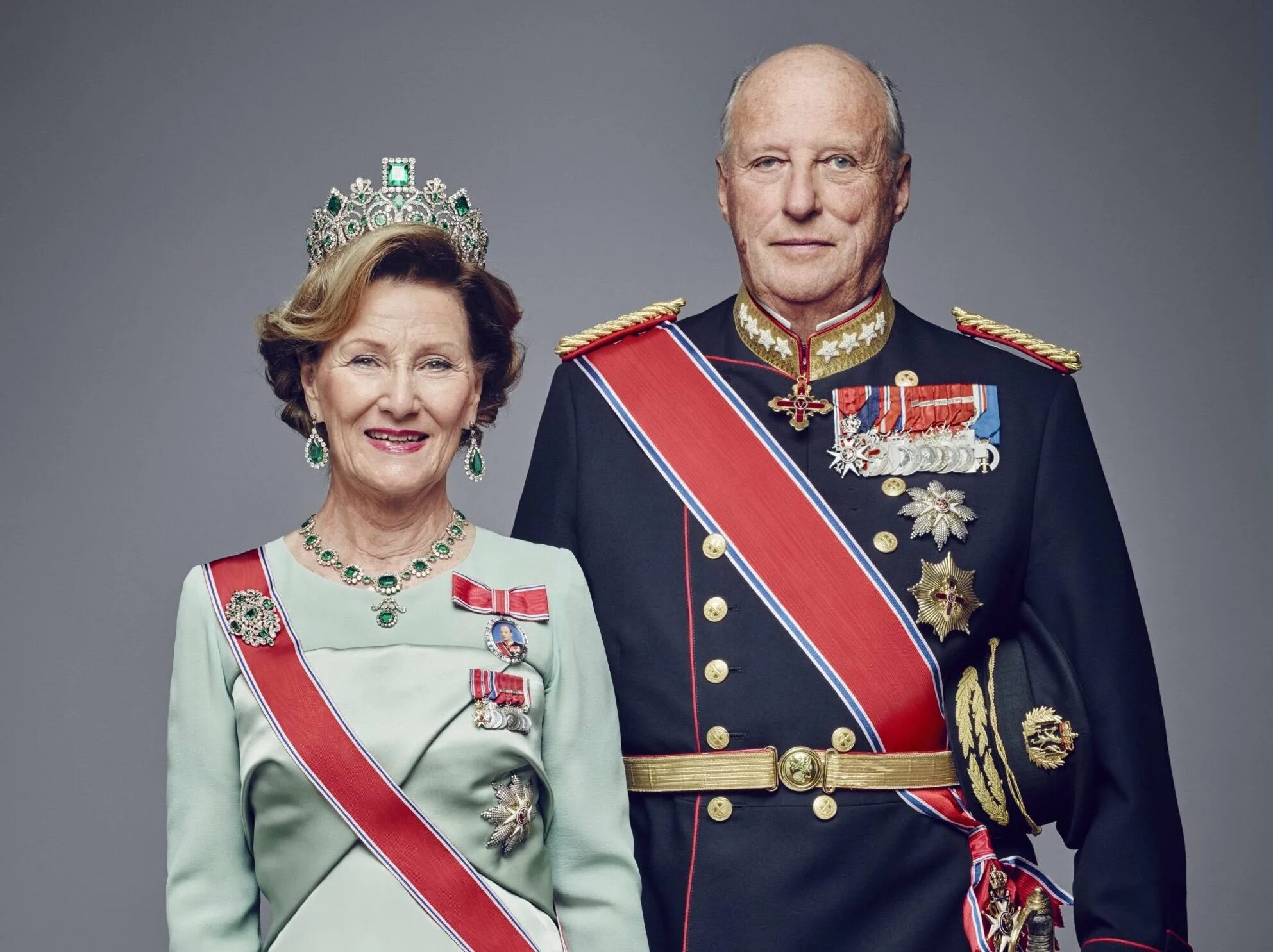 Филипп монарх англии. Свита королевы елизаветы. Монарх англии сейчас. Монархия великобритании 1701 трон. Слуги английской королевы.