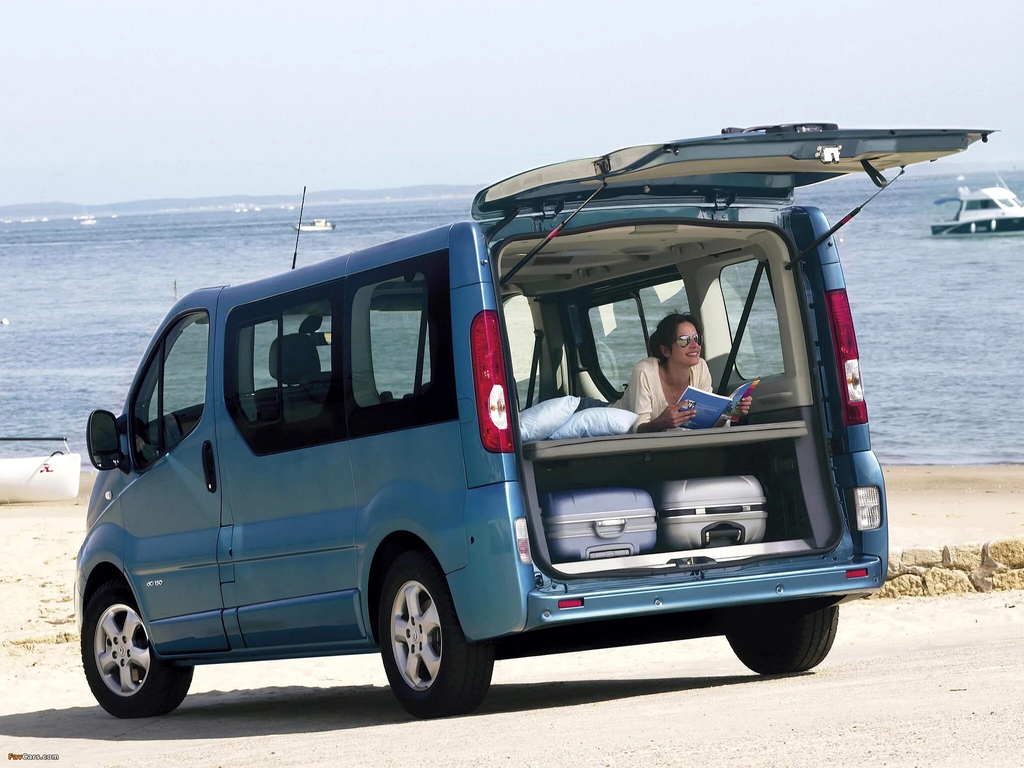 Рено трафик поколения. Минивэн Рено трафик 2020. Renault Trafic 2 поколение. Рено трафик 2006. Рено трафик 4 поколения.