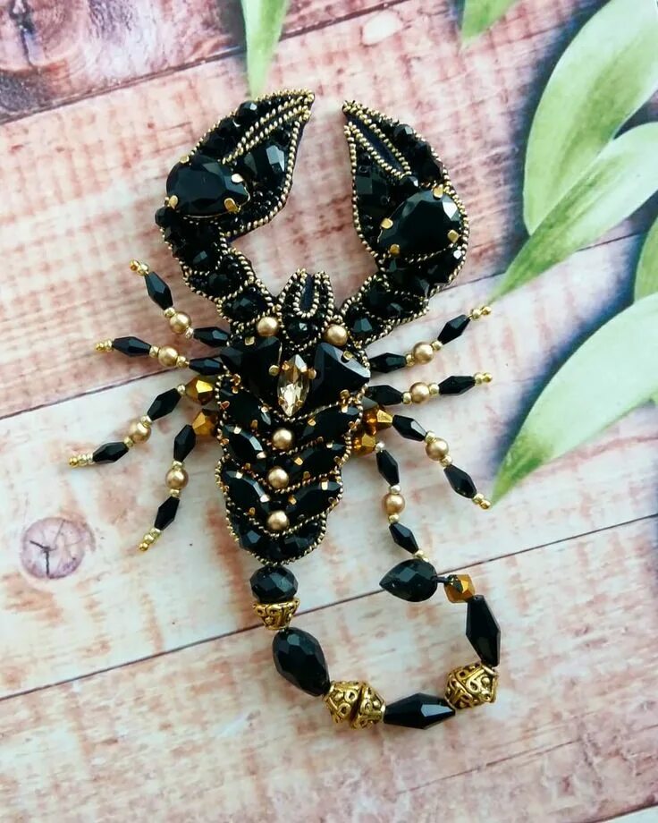 Брошка бисер скорпион. Скорпион из бисера объемный. Скорпион из бусин. Скорпион из бисера. Скорпион бисером.