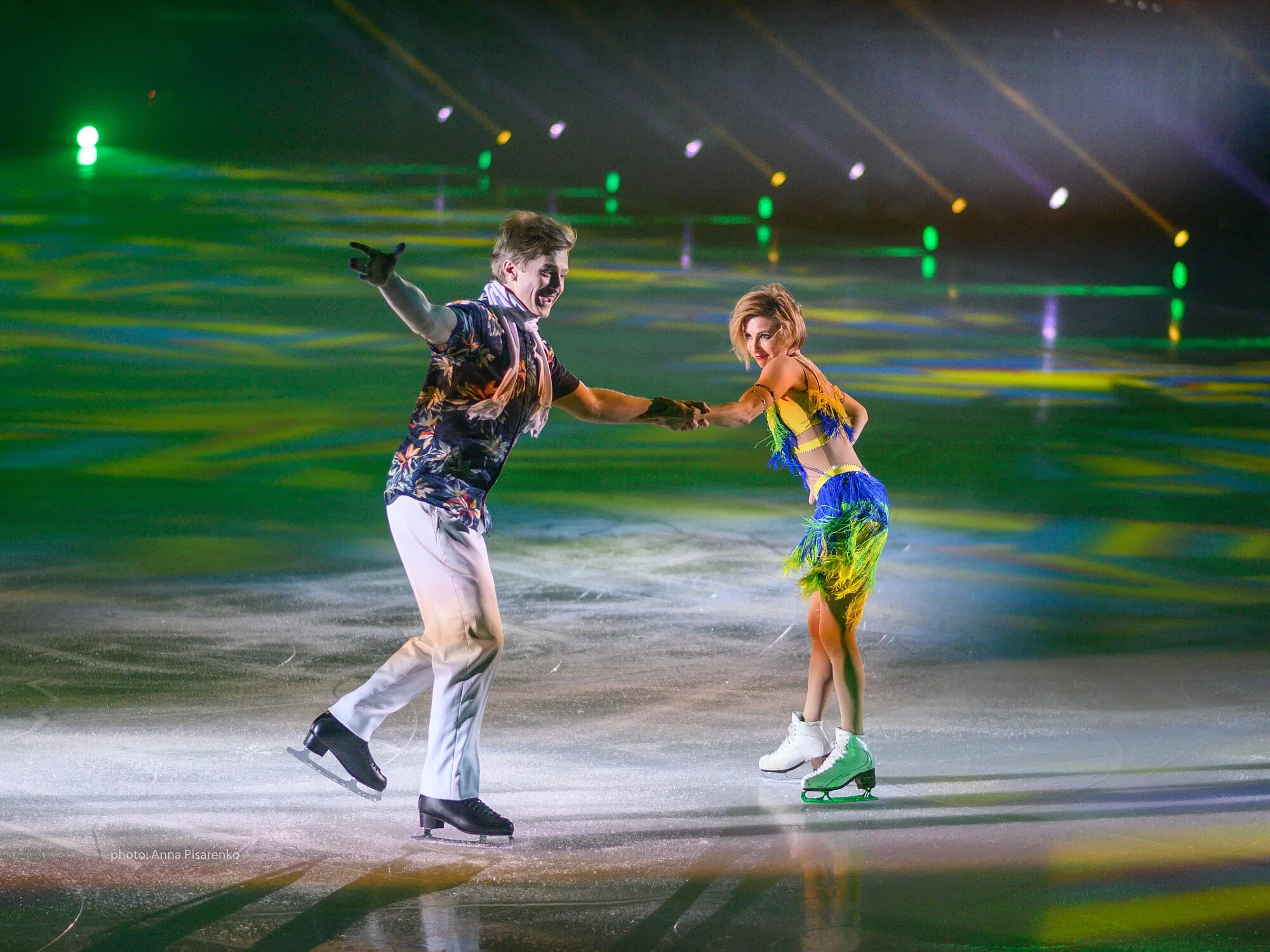 Ледовое шоу лебединое озеро навка. Шоу ильи авербуха чемпионы. Ледовое шоу в сочи. Чемпионы шоу авербуха в сочи. Ледовое шоу в сочи.