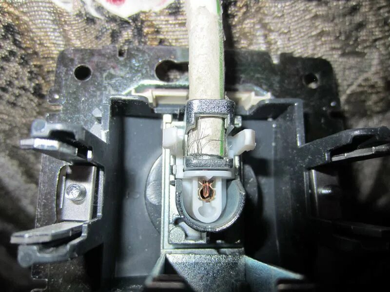 Монтаж антенной розетки шнайдер. Схема подключения тв розетки шнайдер. Как подключить коаксиальный кабель к розетке. Монтаж антенной розетки legrand. Тв розетка проходная макел.