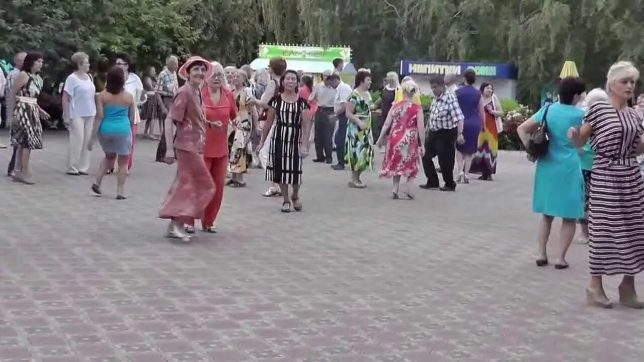 Тем кому за 50 видео. Танцы для женщин после 50. Танцы за 40. Бальные танцы для пожилых. Зарядка для тех кому за 50 видео адриш врака.