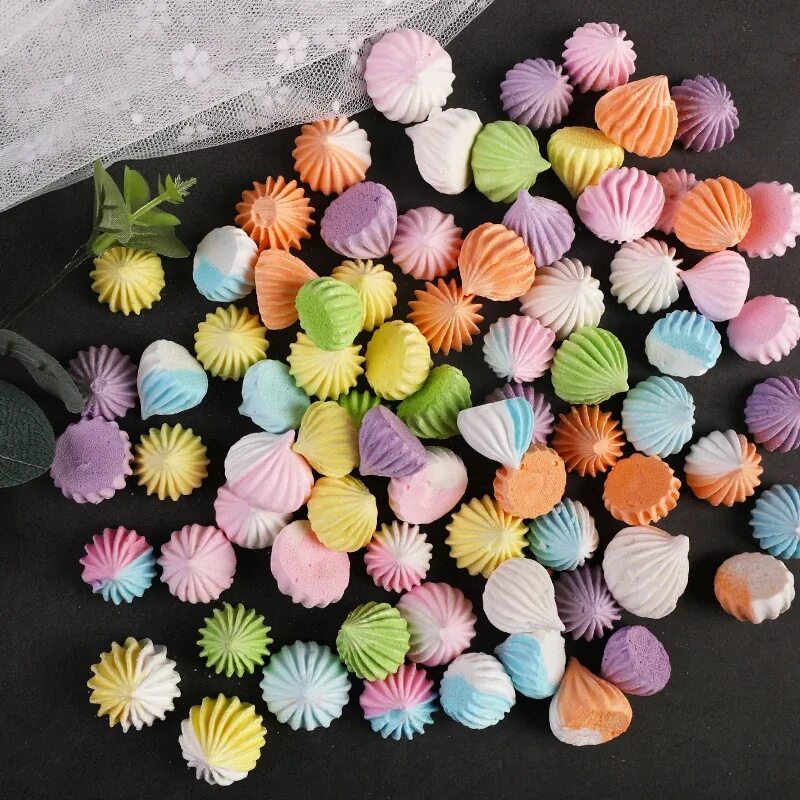 декор мини безе. торт с пуговками. украшение торта вафельными цветами. съедобные украшения для торта. украшение торта с розовым красителем.