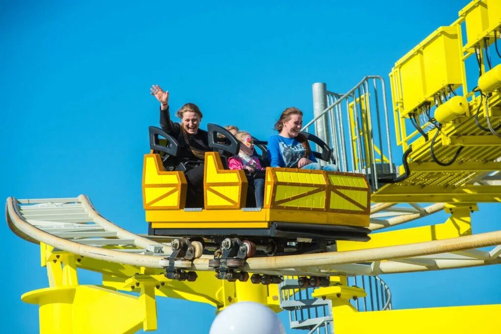 Парк аттракционов санта круз. Парк горького харьков аттракционы. Аттракционы сейчас работают. Аттракцион горки. Парк горького москва аттракционы.