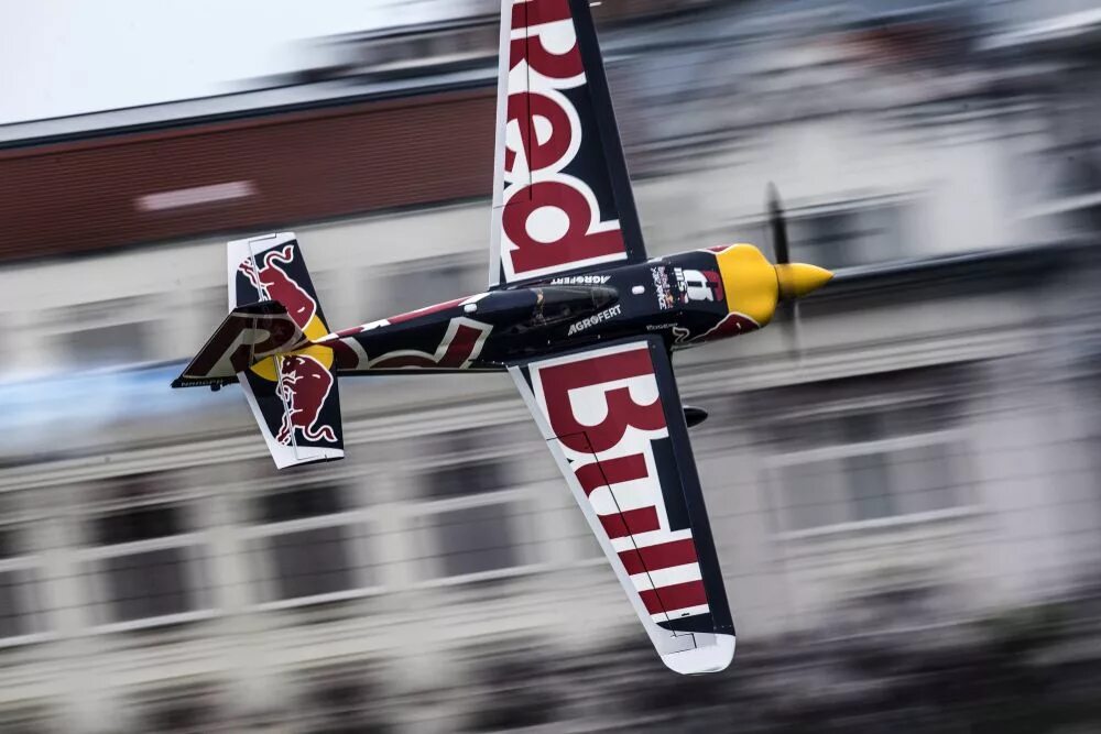 Майк мэнголдred bull air race. Гонки red bull air race. Гонки red bull air race. Гоночный самолёт red bull. Redbull airrace.