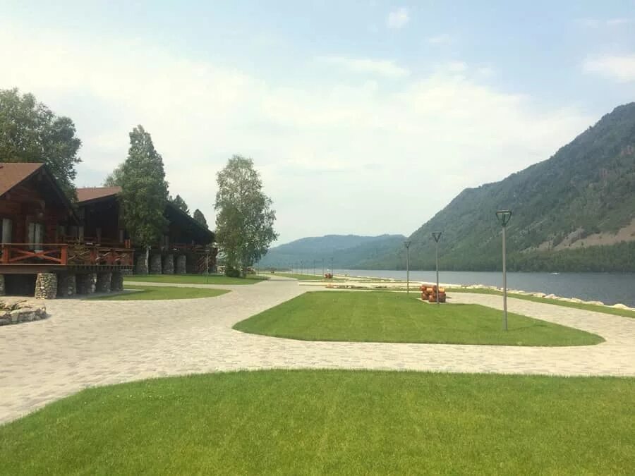 Altay village. Алтай Вилладж Телецкое. Шале Алтай Вилладж Телецкое. Altay Village на Телецком озере. База на Телецком Алтай Вилладж.