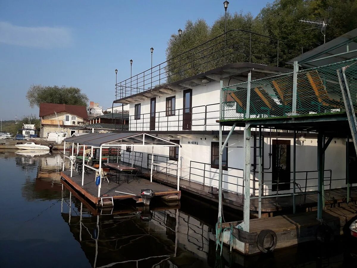 Дебаркадер отдых. Плавучий бетонный дебаркадер. Дебаркадер тольятти. Дебаркадер в приднепровском. Ярославль гостиница дебаркадер.